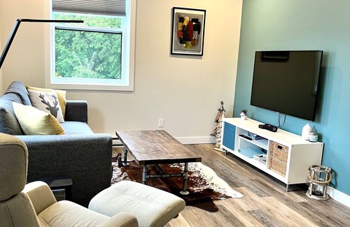 Sutton Condo | SUTTON-CONDO modern with Patio in the Heart of the Village