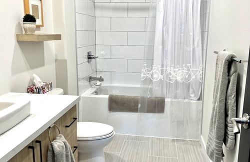 Sutton Condo | SUTTON-CONDO modern with Patio in the Heart of the Village