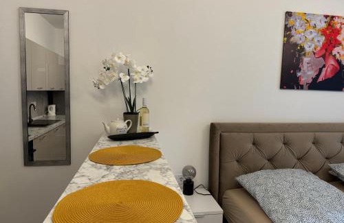 Orszagut Apartment | Suzannah Apartment by the Danube