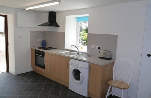 Dalbeattie Cottage | Swallow Cottage - a cottage that sleeps 6 guests in 3 bedrooms