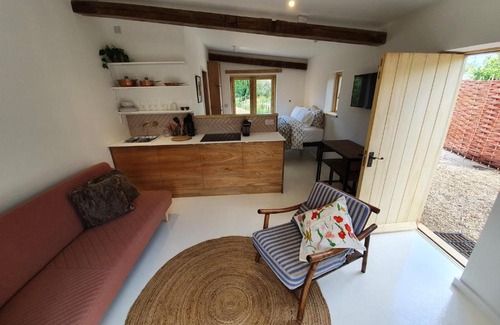 Faversham Apartment | Swallow Studio - Private rural retreat with expansive garden