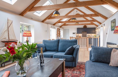 Totnes Cottage | SWALLOWS BARN, character holiday cottage, with a garden in Dartmouth
