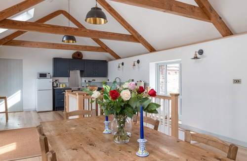 Totnes Cottage | SWALLOWS BARN, character holiday cottage, with a garden in Dartmouth
