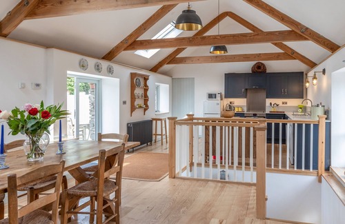 Totnes Cottage | SWALLOWS BARN, character holiday cottage, with a garden in Dartmouth