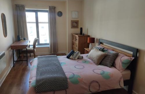 Dublin House | Swallows Nest - spacious bright double bedroom with ensuite bathroom