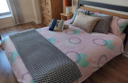 Dublin House | Swallows Nest - spacious bright double bedroom with ensuite bathroom
