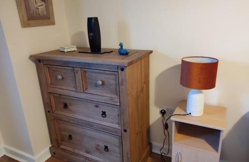 Dublin House | Swallows Nest - spacious bright double bedroom with ensuite bathroom