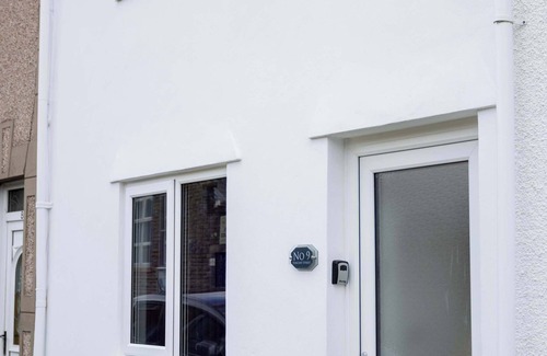 Castle House | Swansea Modern 4 Bedroom Beach Home with Parking