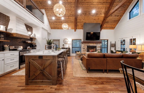 Broken Bow Cabin | SWAYING DAYBEDS🌲Romantic couple’s cabin🌲Huge pines🌲HOT TUB
