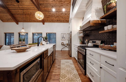 Broken Bow Cabin | SWAYING DAYBEDS🌲Romantic couple’s cabin🌲Huge pines🌲HOT TUB