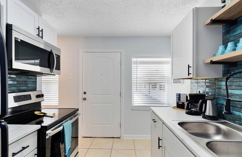Indian Harbour Beach Apartment | Swaying Seaweed~ Walk to the beach, Pool, BBQ, Gym