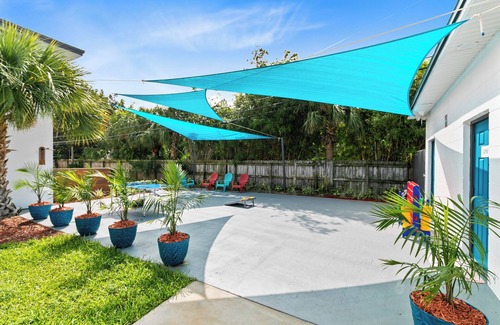 Indian Harbour Beach Apartment | Swaying Seaweed~ Walk to the beach, Pool, BBQ, Gym