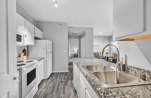 Seven Hills Condo | Sweeeeet Condo! Pools, gym & more. Covered ParkingnSeven Hills/Anthem area