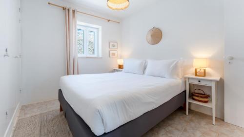 Espiche House | Sweet 2 BDR House With Patio by LovelyStay