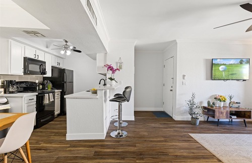 Paradise Valley Village Condo | Sweet 2nd Floor Condo in FANTASTIC location SUPER close to SOOOOO much!