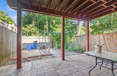 Germantown House | Sweet & Beautiful Spacious Town House - A home away from home