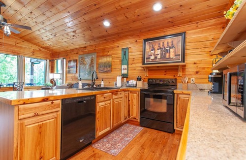 Bryson City Cabin | Sweet Caroline- Luxury Honeymoon Cabin in Bryson City, NC