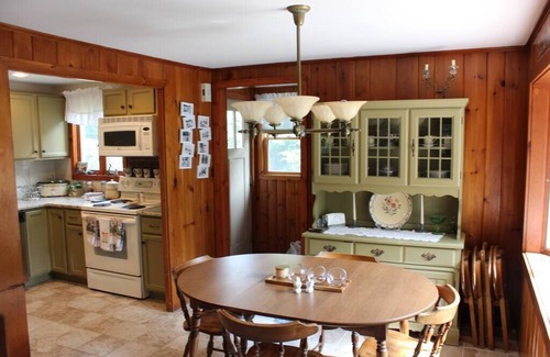 New Fairfield Cottage | Sweet Dotti's Cottage on Candlewood Lake - 60M NYC