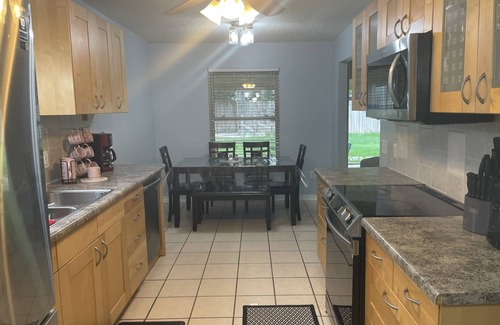 Lawton House | Sweet Home/Ft. Sill- 6 minutes/11 guests/4 BEDR/5QBED/2FBA/Pet Welcome