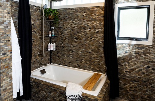 Round Mountain House | Sweet Lake Travis cabin w/ firepit & spa by marina