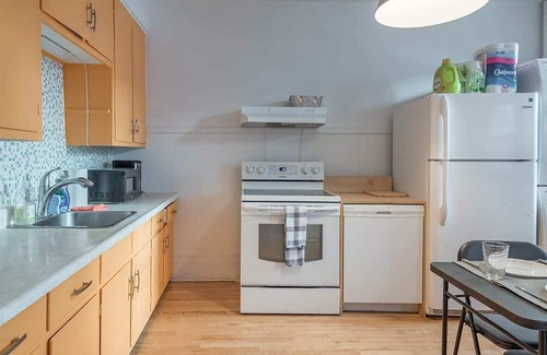 De Lorimier Apartment | Sweet Little Bedroom in Shop Angus!