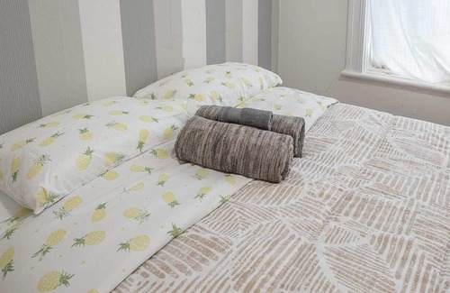 De Lorimier Apartment | Sweet Little Bedroom in Shop Angus!