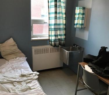 Cote-Des-Neiges—Notre-Dame-De-Grace Apartment | Sweet Montreal room