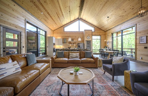 Broken Bow Cabin | Sweet Pines Lodge- NEW Modern Luxe Cabin