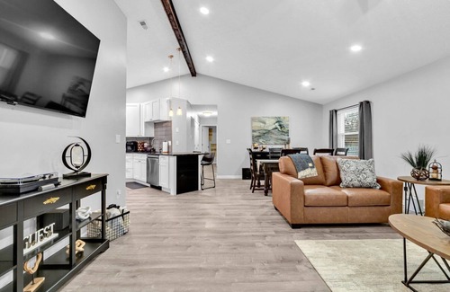 Columbus House | Sweet Retreat in NW Columbus- great for monthly stays and NO cleaning fee!