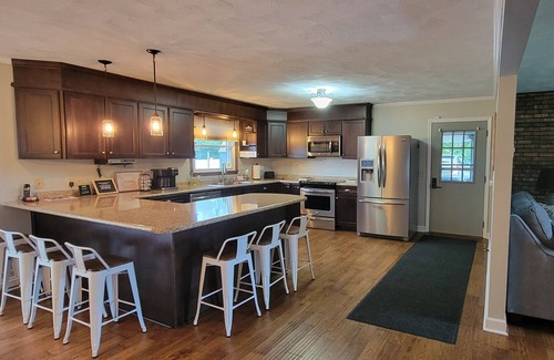 Sugar Grove House | SWEET RETREAT! Pool-side mountain view and spa.
