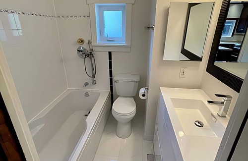 New Toronto House | Sweet room just steps to the lake side