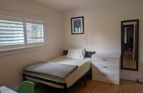 New Toronto House | Sweet room just steps to the lake side