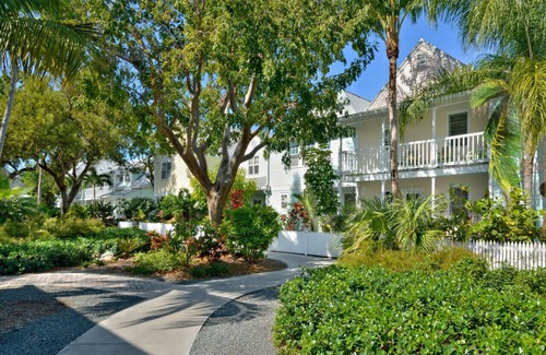 Truman Annex Condo | Sweet Sunshine Garden Flat – Downtown Key West - 2 Blocks Off Duval w Pool Access