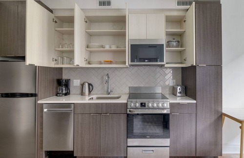 Southwest Federal Center Apartment | Sweet SW Waterfront 1BR w/Gym & Roof Pool, nr Train, by Blueground