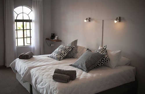 Voigtland Cabin | Sweet Thorn Retreat Airport Lodge