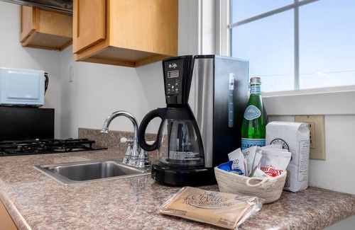 Eastside Santa Cruz Hotel | Swell House Two Bedroom Suite 8