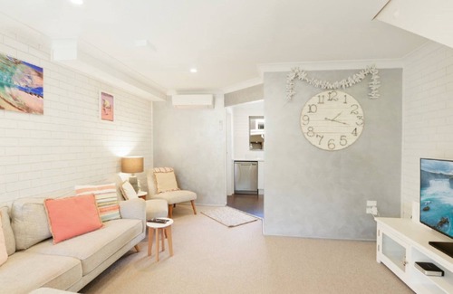 Copacabana Apartment | Swells at Copa - Stroll to the Beach and Shops