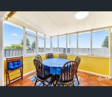 MacDonnell House | Swim at your front door
