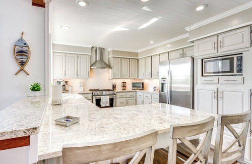Bella Vista House | Swim & Boat Docks: Lakefront Gem in Bella Vista!