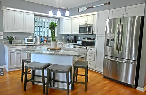 Weeki Wachee Gardens House | Swim Mat, Kayaks, Fire Pit! PET FRIENDLY - Paddlers Cove - Weeki Wachee River