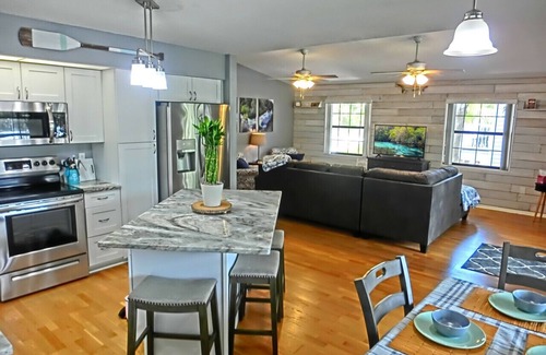 Weeki Wachee Gardens House | Swim Mat, Kayaks, Fire Pit! PET FRIENDLY - Paddlers Cove - Weeki Wachee River