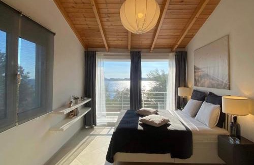 Lavreotiki Villa | Swim on a private beach