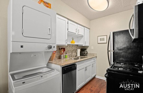 Cherrywood Apartment | Swimming Pool Fun | Spectacular East Austin Rental