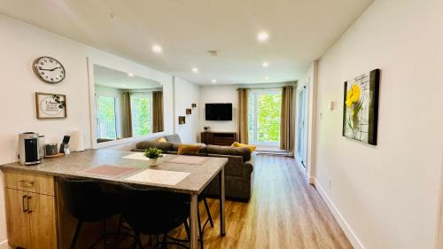 Mont-Tremblant Village Apartment | Swimming Pool Spa - Condo Mont Tremblant