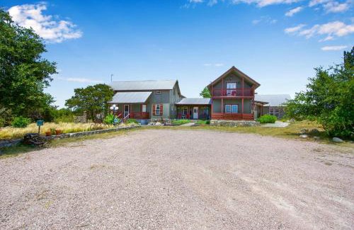 Dripping Springs House | Swing On Inn- Honeycomb Hideaway Suite