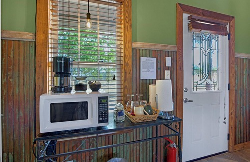 Dripping Springs Cottage | Swing On Inn I Hankie Pankie Cottage