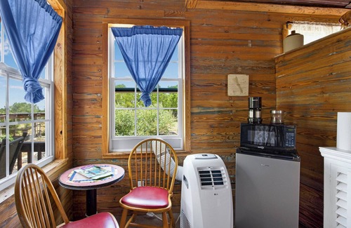 Dripping Springs Apartment | Swing On Inn I Honeycomb Hideaway