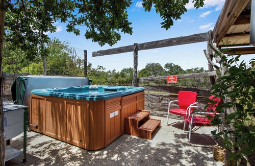 Dripping Springs Apartment | Swing On Inn I Honeycomb Hideaway