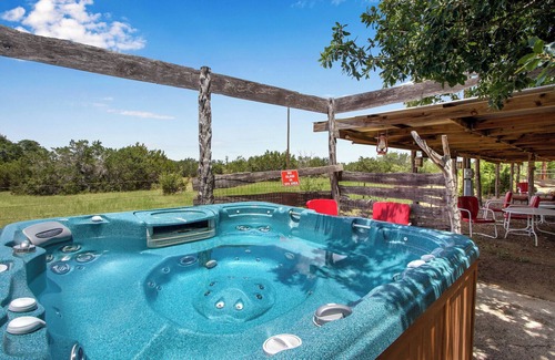 Dripping Springs Apartment | Swing On Inn - Morning Glory Suite