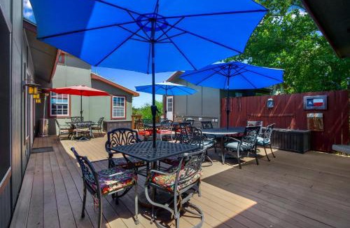 Dripping Springs House | Swing On Inn